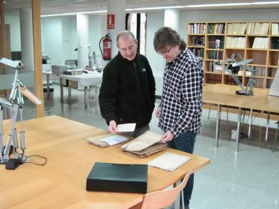 L’alcalde de Falset, Jaume Domènech, i Miquel Estrem, que ha fet la donació de la documentació